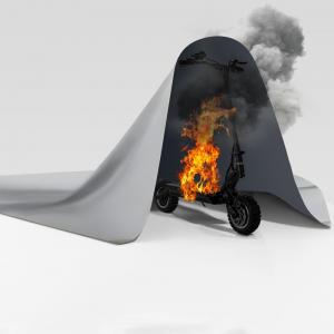Lityum pil yangınını kontrol altına almak için elektrikli scooter yangın battaniyesi kullanıldı.
